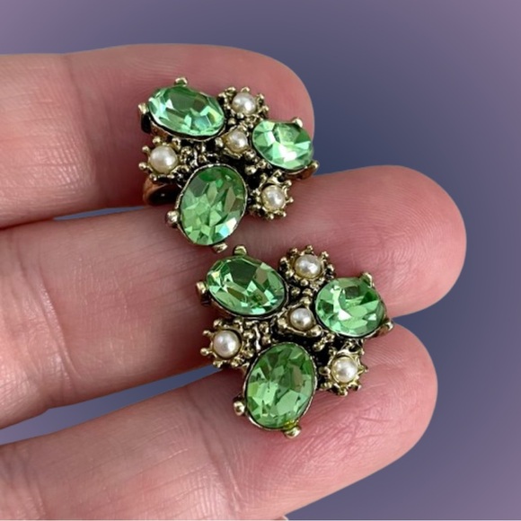Vintage green glass & faux pearl cluster goldtone screwback earrings GLOWS - Picture 2 of 12